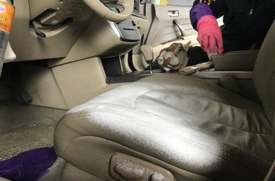​汽车内饰脏了用什么清洗