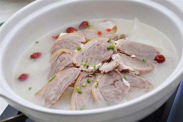 羊肉汤用哪个部分的羊肉 羊肉汤的做法及配料