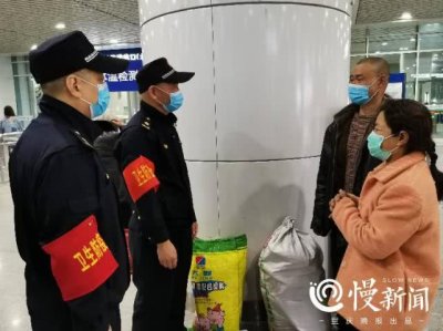 ​南充夫妻带女儿来渝就医遇困难 重庆渝中这群城管队员这样做
