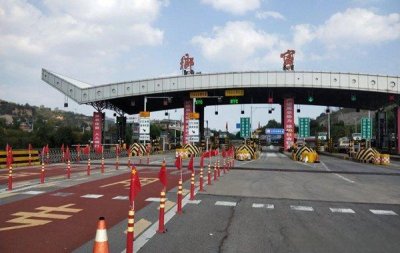 ​高速公路收费标准怎么收费？小车上高速100公里多少钱