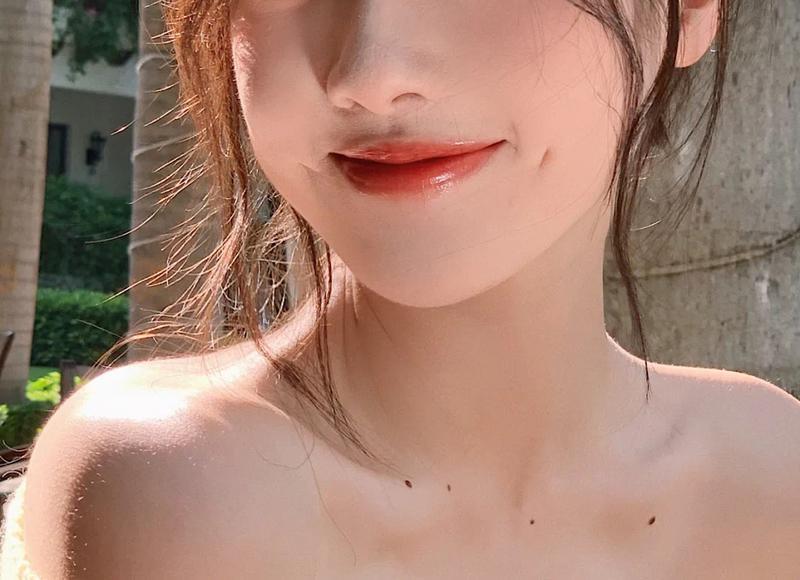  看见老公搂着别的女人的腰，在街头舌吻
