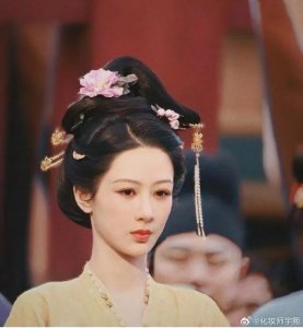 ​女明星都忙着搞钱去了，钱这么好搞吗？