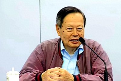 ​102岁杨振宁头脑灵活走路稳健，长寿秘诀曝光，妻子翁帆劳苦功高