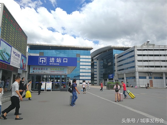 随拍义乌火车站,客流量很大,从这里乘车很方便,可以直接去横店