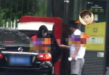 武艺与女友穿情侣装手挽手恋情曝光,原来沈月鞠婧祎邢菲是障眼法