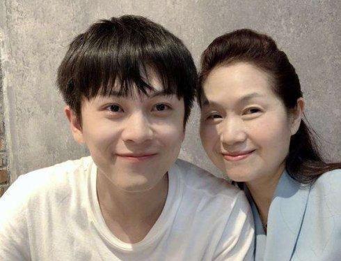 武艺与女友穿情侣装手挽手恋情曝光,原来沈月鞠婧祎邢菲是障眼法