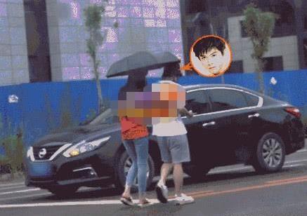 武艺与女友穿情侣装手挽手恋情曝光,原来沈月鞠婧祎邢菲是障眼法