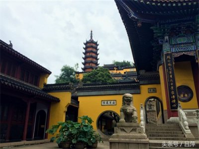 ​白素贞水漫镇江金山寺，为什么反倒被镇在杭州雷峰塔？