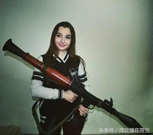 红遍俄罗斯社交网络的军迷妹子，最大的爱好是打枪！
