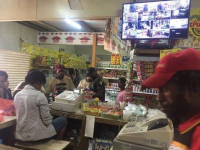 ​国外鸟友花30买两只老鹰，每顿剩菜剩饭，网友：这是当鸡养