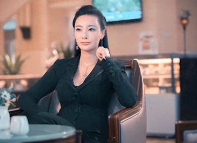 ​她是“中国乳神”，被称为“叶子楣接班人”，成名之路坎坷