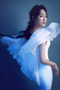 ​高姝瑶最新大片秀身材 优雅气质女神范儿