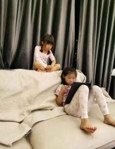 ​岳云鹏7岁女儿曝光，长发披肩光脚坐地看书，长相完美复制爸爸
