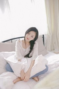 ​厉蔺菲是清新脱俗的邻家女孩，其容貌精致，口齿流利