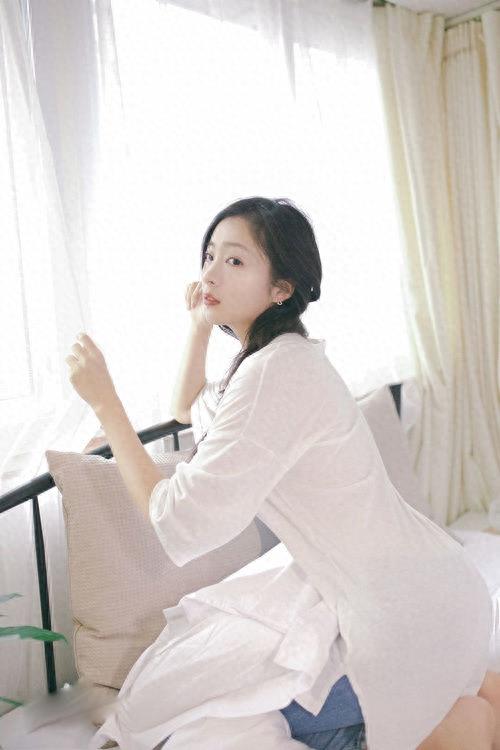 厉蔺菲是清新脱俗的邻家女孩，其容貌精致，口齿流利