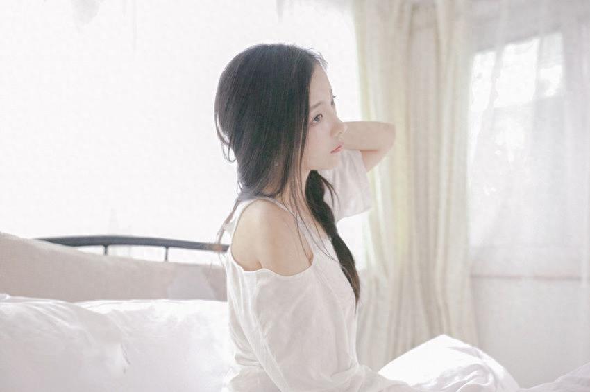 厉蔺菲是清新脱俗的邻家女孩，其容貌精致，口齿流利