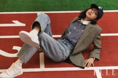 ​韩国女团BLACKPINK成员LISA最新杂志写真曝光
