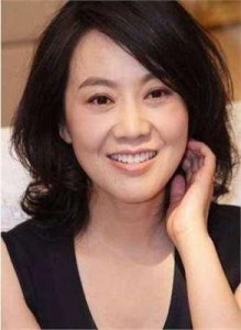 ​《小巷人家》闫妮：微醺人生背后的演技巅峰与独特魅力