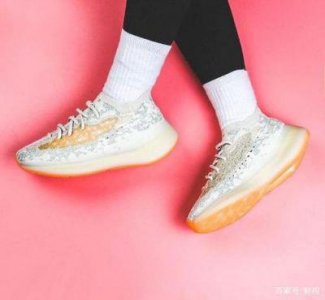 ​yeezy380-蜜桃粉和白色：梦幻配色的时尚解读：展现迷人色彩搭配的魅力