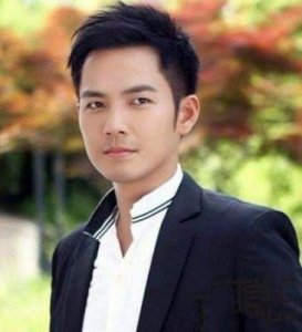 ​郑敬淏穿女友秀英T恤，支持恋情长跑12年的Solo出道