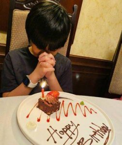 ​林志颖50岁生日：陈若仪晒蛋糕照庆祝，kimi久违亮相