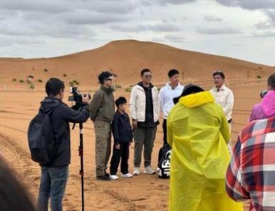 ​爸爸再出发：11年后重逢：村长李锐被小石头郭子睿抱起，泪如泉涌