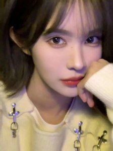​杨冰怡：SNH48四期生的闪耀之星与魅力人生