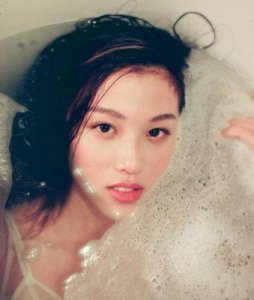 ​游鸿明25岁女儿恋上富三代，晒健身照展现健美身材，男方热衷音乐担任DJ