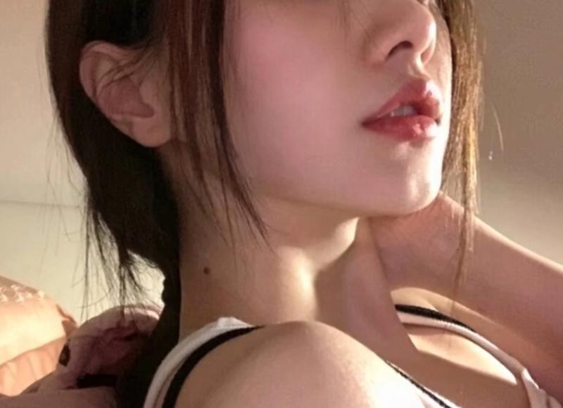 你主动找女生聊天她就会跟你聊，但从不主动找你为什么？