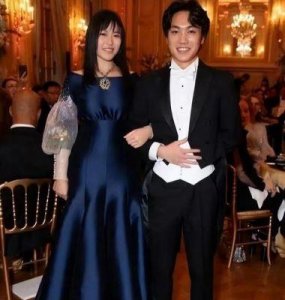 ​2023巴黎名媛舞会：张艺谋携家人闪耀红毯，成名之路展辉煌