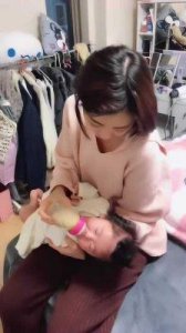 ​母爱升级版！一边下奶一吃敷视频，网友直呼：也太享受了吧！
