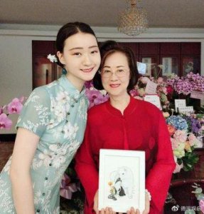 ​琼瑶庆祝83岁生日，穿花红衣气质优雅！网友：“相貌年轻，宛如60岁”