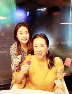 ​郭晶晶婆婆手挽丈夫共度悠闲时光，61岁依旧优雅迷人，天生贵妇气质