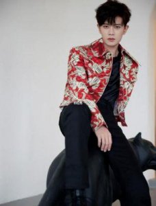 ​任嘉伦新剧《一生一世》曝光，白鹿旗袍造型亮相，国超雨中护妻展现硬汉柔情