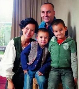 ​龚琳娜离婚原因揭秘：20年婚姻为何走向尽头？