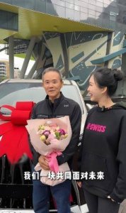 ​王石与田朴珺亲子互动：超级奶爸的幸福时刻与甜蜜家庭生活