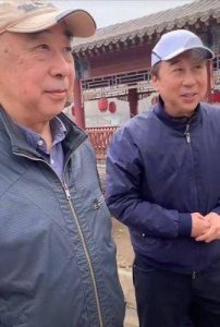 ​冯巩之子照片流出，34岁与其父如出一辙，事业成功豪车相伴！