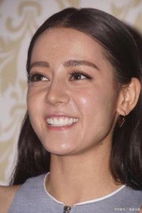 ​迪丽热巴首次公开素颜照，看清她真实容貌，网友：别再化妆了！