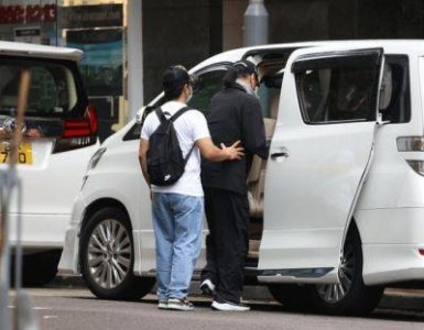 ​87岁谢贤两年后现身街头寻厕所，身旁有4名工人照料，谢霆锋上月携王菲探望