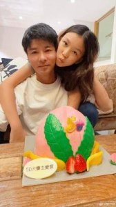 ​蔡少芬被丈夫宠爱，如今又儿女双全，一家五口幸福满满！