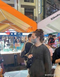 ​郭碧婷定居杭州？带3保姆出行，穿普通衣服似大妈