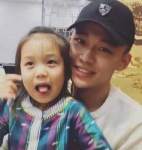 ​刘奕君驾豪车抵温哥华，疑陪家人，妻子美貌不逊明星