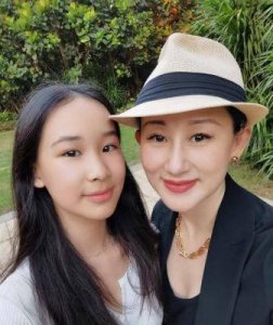 ​赵文卓女儿罕露面，13岁已高过母亲，大长腿吸睛