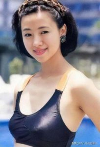 ​54岁邱淑贞罕见露面，穿低胸装美艳胜似女儿，名表揭示豪门气质