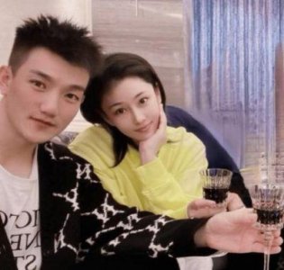 ​张馨予何捷罕见同框！素颜出镜颜值能打，疑为三岁女儿庆生饮红酒