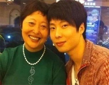 ​李成儒：2岁丧父，37岁身价上亿，家住故宫旁，妻儿却住18平米小屋28年