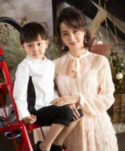 ​李玲玉公开母子合照，儿子身高破两米，离异后59岁依旧独身