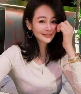 ​于明加分享三世同堂合影，丈夫贴心陪伴，40岁的她依旧青春美丽动人