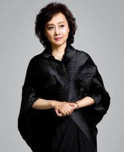 ​著名演员黄梅莹：半生坎坷，与丈夫携手共度38载，儿子是她无尽的骄傲