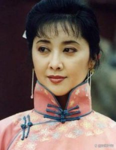 ​女儿国国王扮演者朱琳：年过六旬仍饱受绯闻困扰，堪称半个世纪的传奇人物！